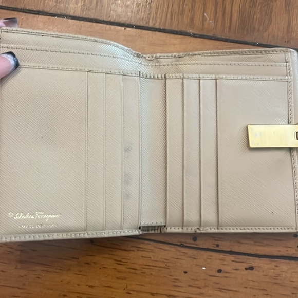 SALVATORE FERRAGAMO camel 🐫 colored Bifold Wallet with Gold clasp EUC - Picture 2 of 10